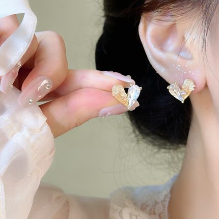 法式碎钻秋冬冰透蓝精致爱心耳钉女轻奢高级感气质百搭无耳洞耳夹