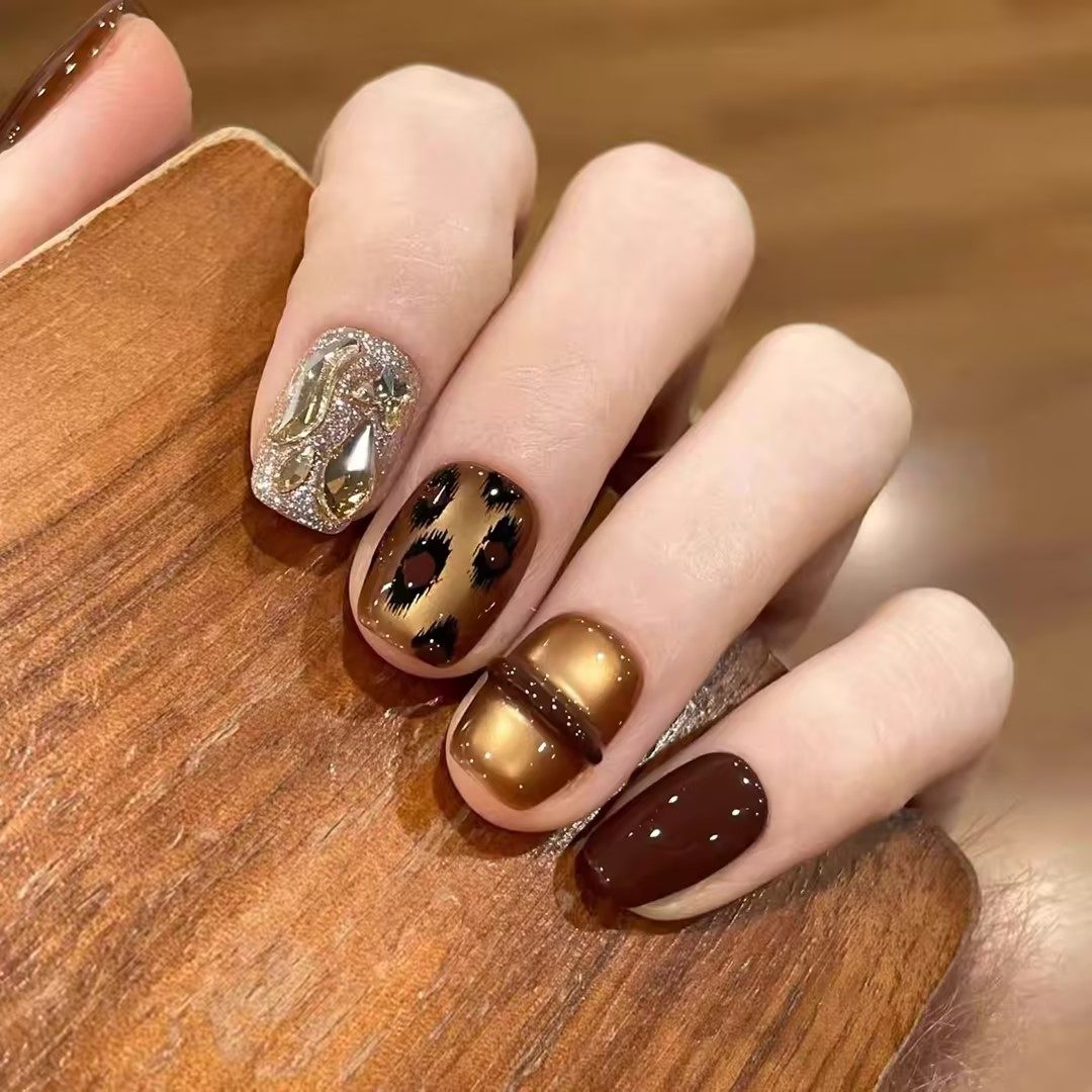 2025秋冬高级感豹纹满钻爆闪美甲