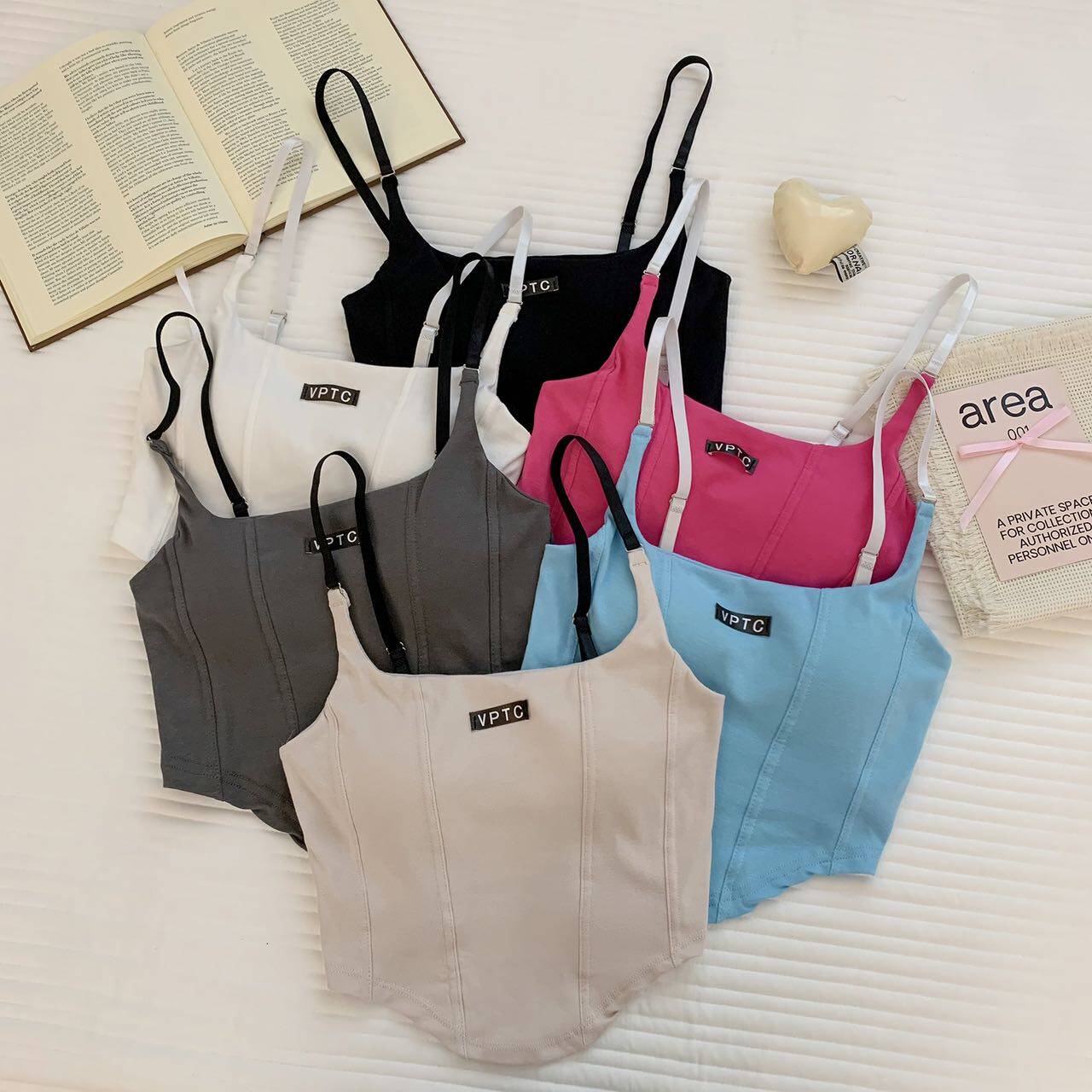 2025年美式复古鱼骨收腰字母标撞色包边吊带背心超短露腰辣妹上衣