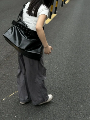 Небольшая дизайнерская вместительная и большая сумка на одно плечо, из натуральной кожи