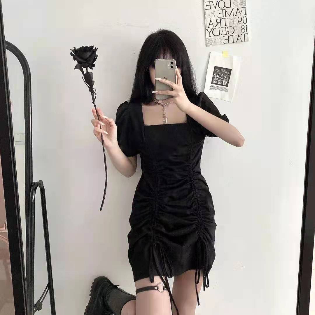 大码女装设计感法式抽绳小黑裙夏季胖mm方领泡泡袖遮肚显瘦连衣裙