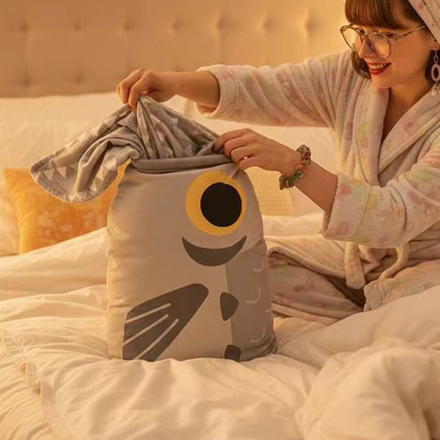 捕梦岛两用珊瑚绒多功能抱枕被子