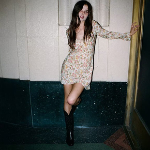 度假风复古碎花长袖V领系带连衣裙女秋季修身收腰A字长袖短裙2025