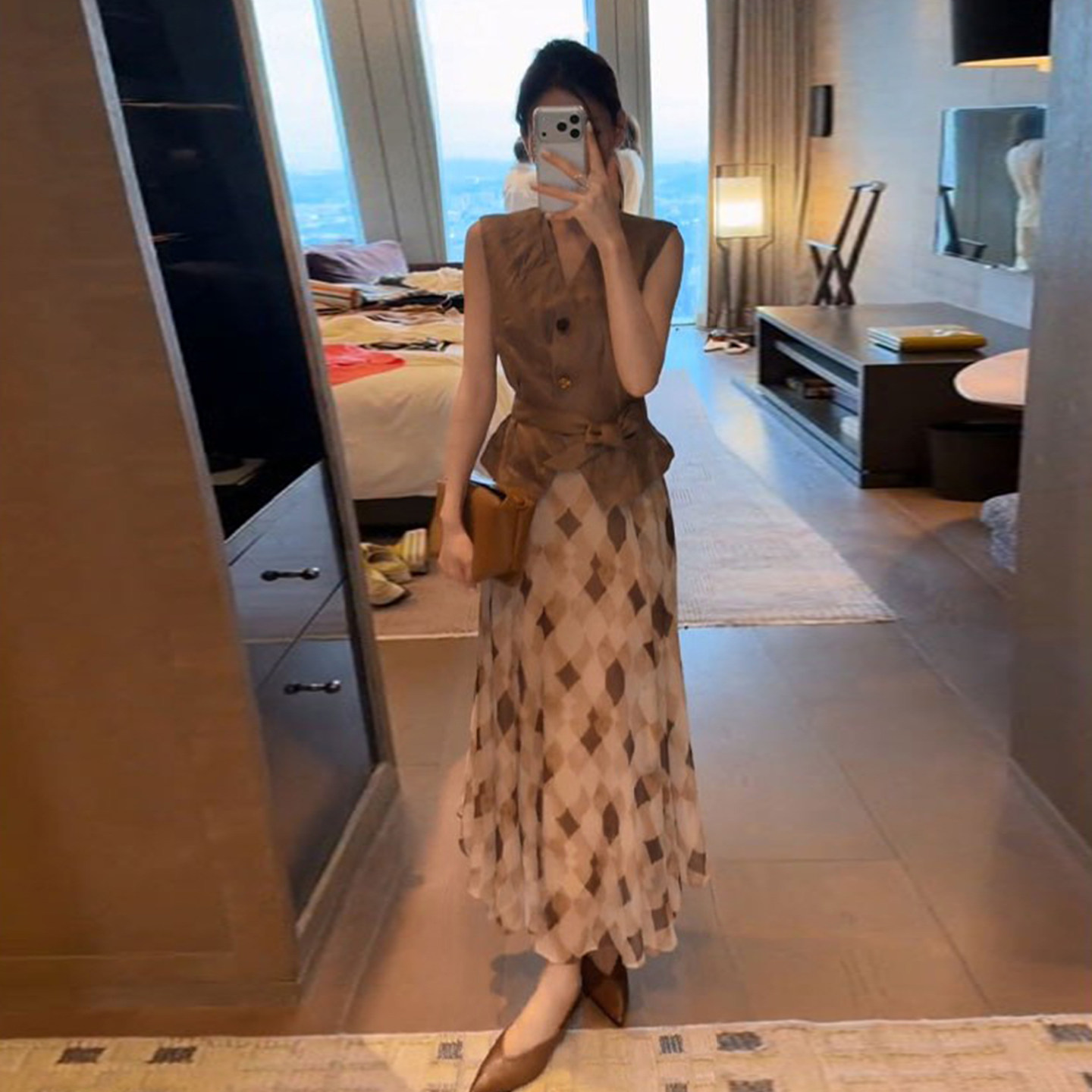 美拉德穿搭咖色无袖马甲套装女 收腰上衣 + 菱形格纹半身长裙