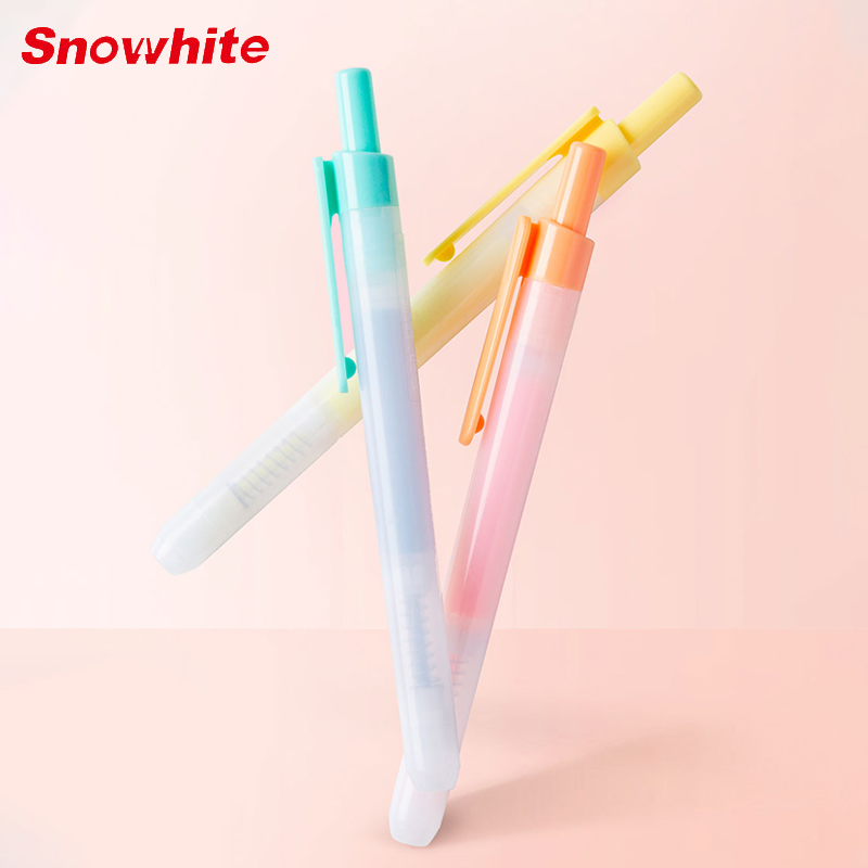 白雪按动荧光笔标记笔