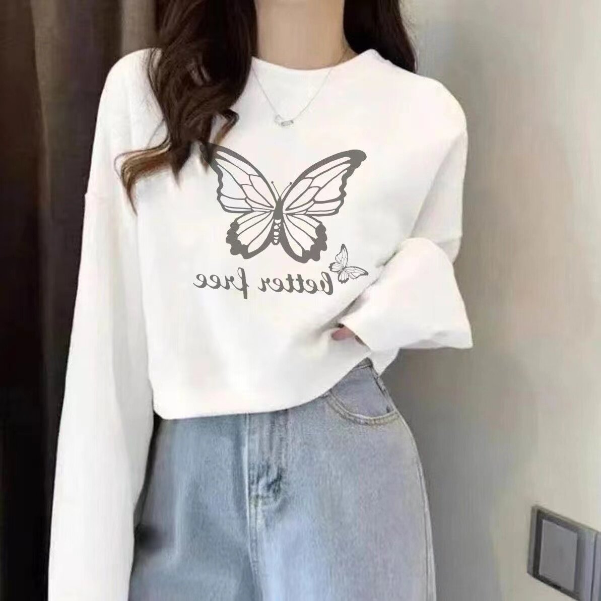 纯棉休闲风蝴蝶印花卫衣女白色圆领长袖宽松套头内搭外穿打底衫