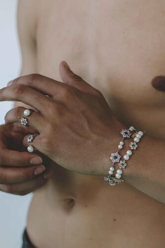 VEERT Freshwater Pearl Bracelet 花瓣珍珠项链