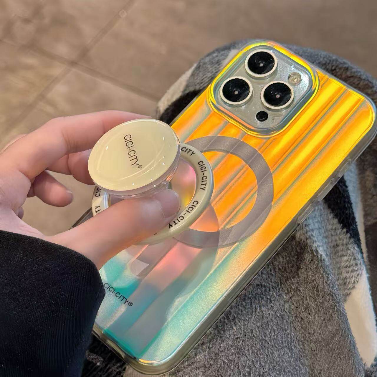 简约个性小众行李箱极光玫红色适用苹果16promax磁吸支架手机