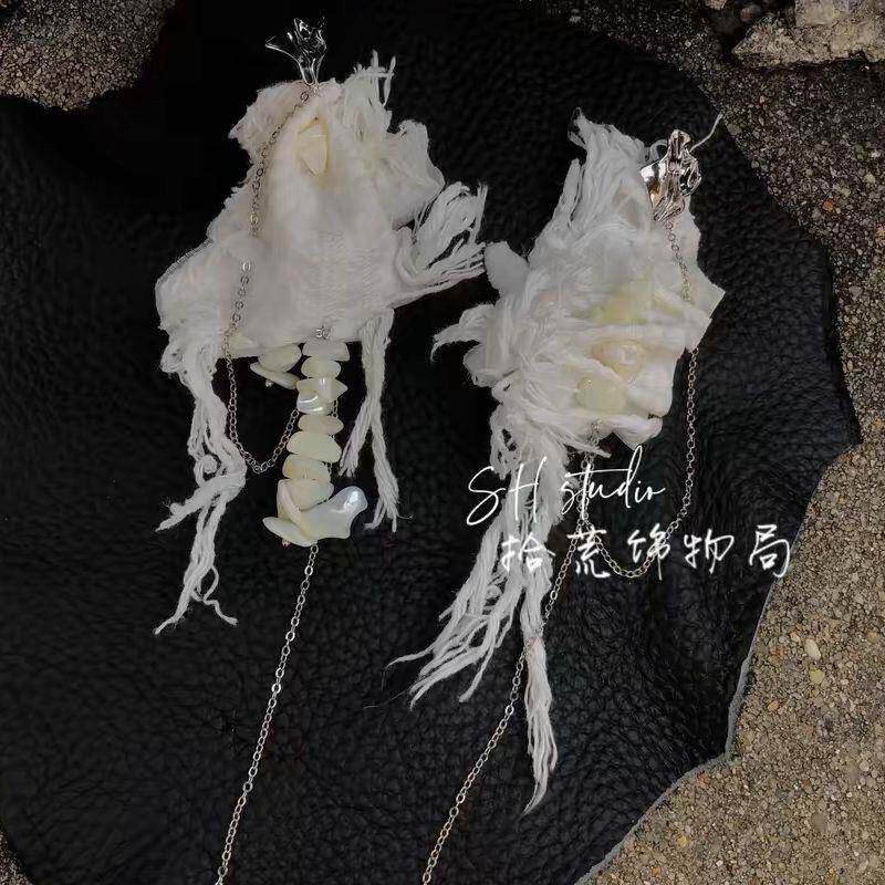 马铃薯拾取小生境白色三维棉花不对称流苏白色贝壳耳环