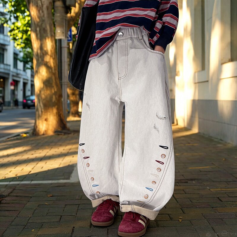 男童裤子春秋款2026新款儿童痞帅风牛仔裤大童男孩白色阔腿弯刀裤