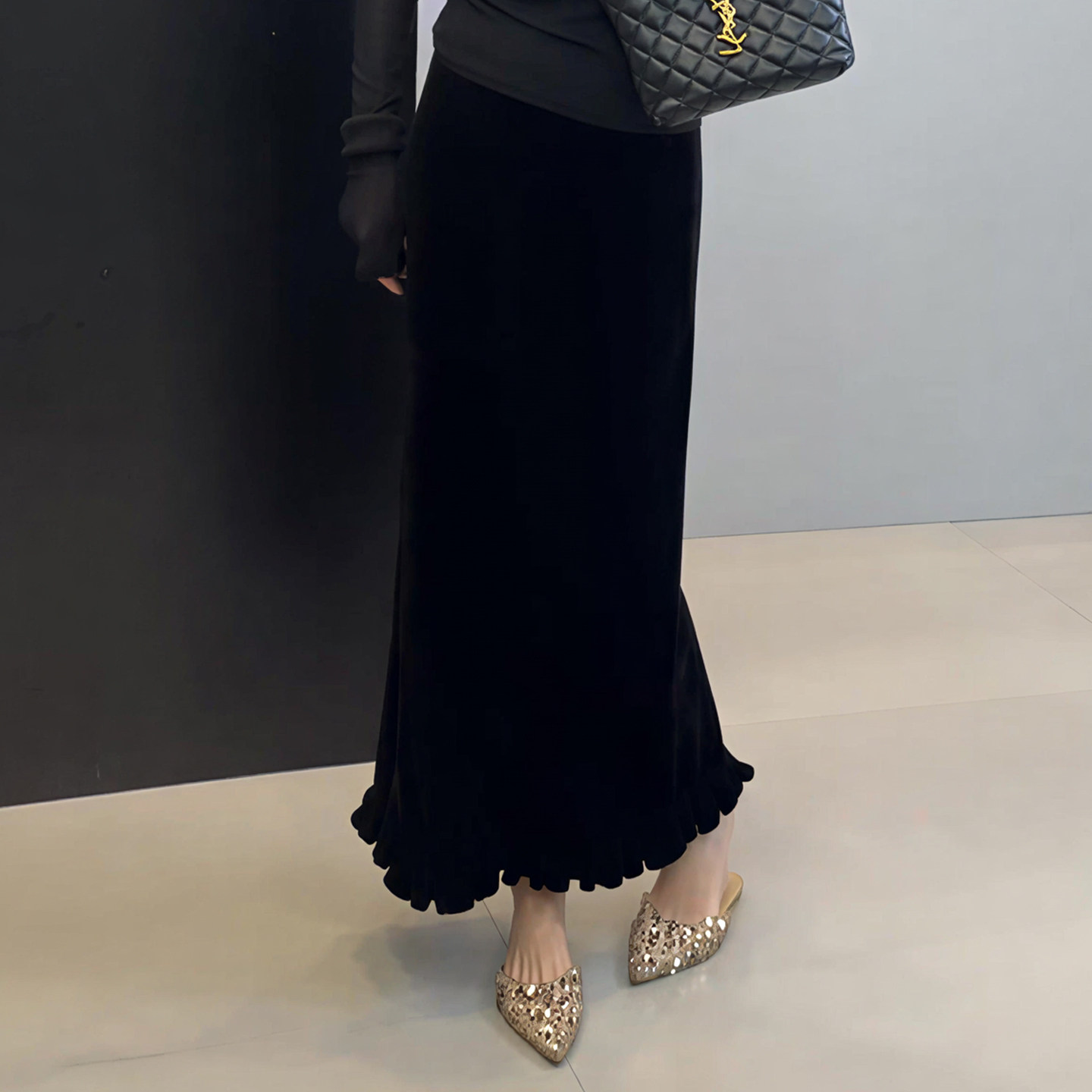 高级感黑色丝绒半身裙女显瘦通勤垂感2025新款秋冬直筒范包臀加厚