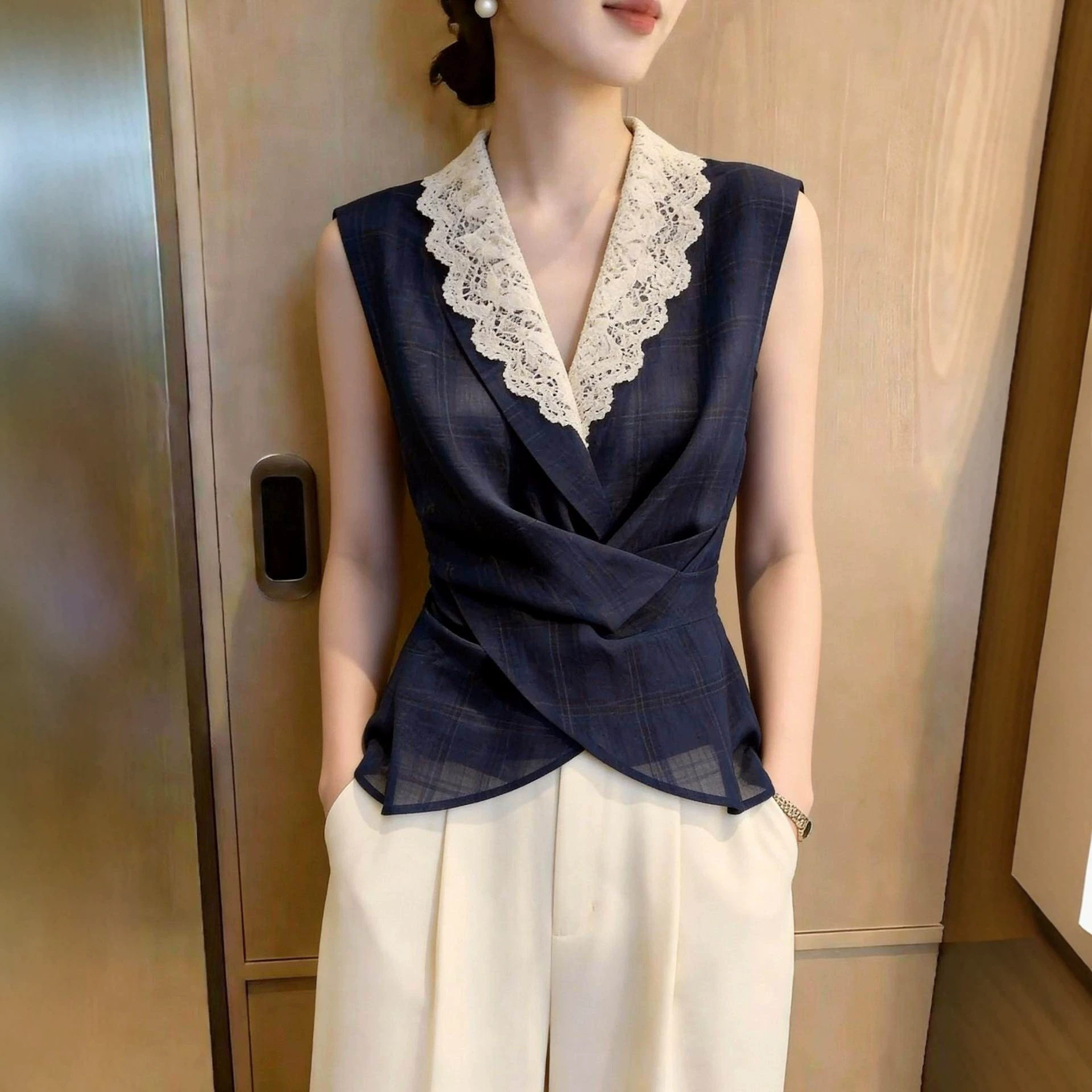 2026年夏季新品法式深蓝色无袖上衣女小众设计感蕾丝绝美气质短袖
