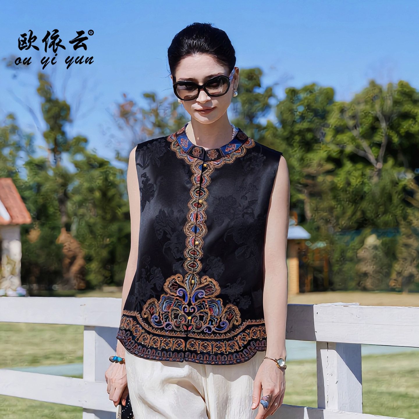 时尚刺绣马甲上衣中年女秋装外搭图片
