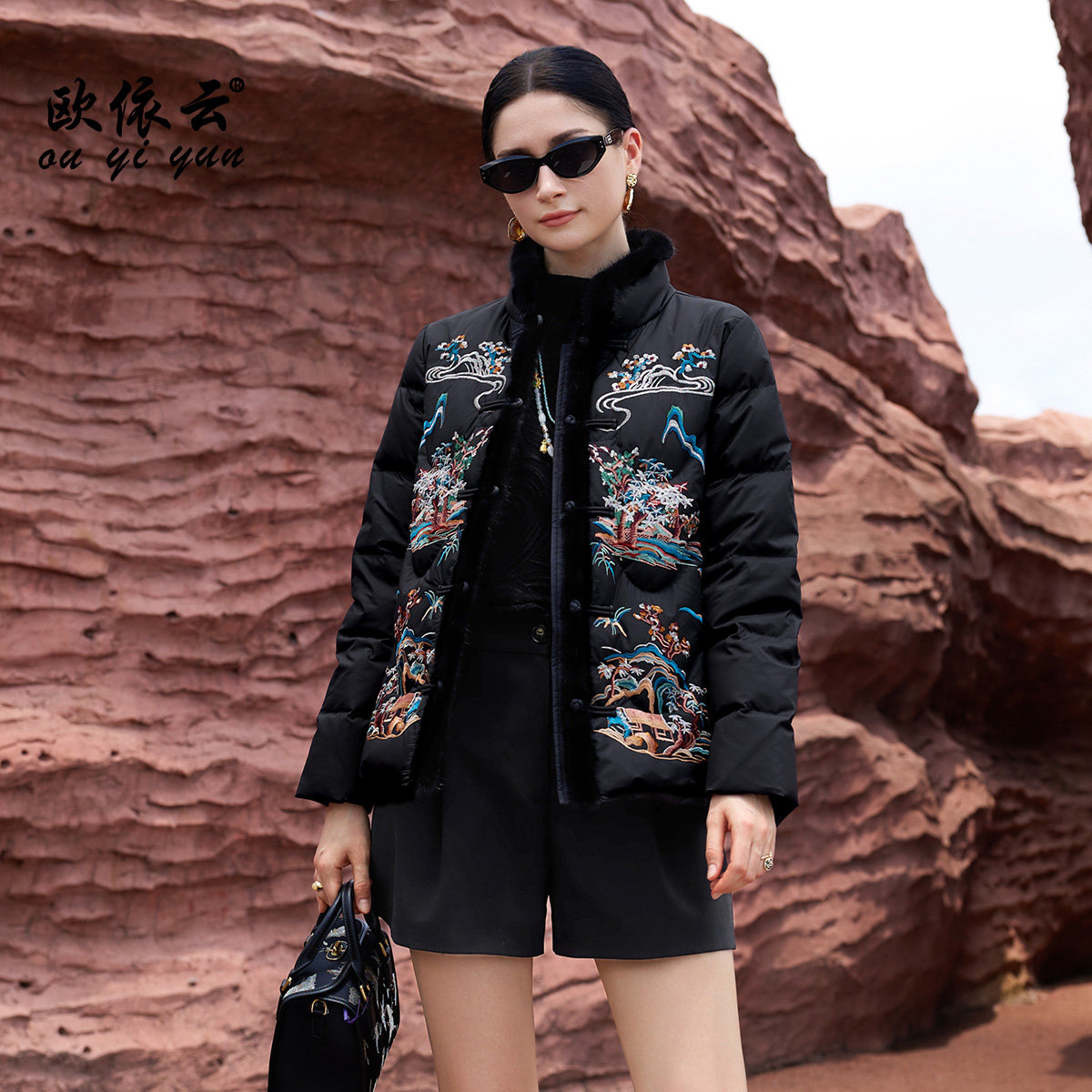 新中式刺绣羽绒服优雅华丽中年女