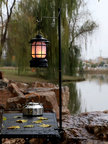 Специальное предложение в стойке ламп на открытом рабочем столе