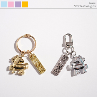 2026马年创意马上有钱字母钥匙扣挂件个性包包挂饰情侣闺蜜礼物