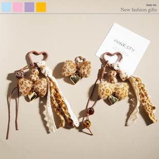 2026新款豹纹爱心钥匙扣挂件毛绒蝴蝶结包包挂饰创意礼品