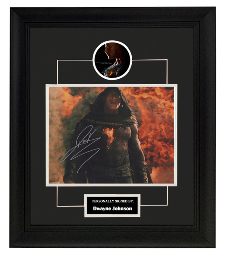 收藏 巨石强森 亲笔签名 照片裱框 含sa证书 dc黑亚当