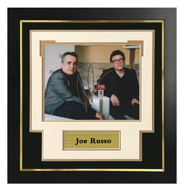 复仇者联盟3导演乔罗素亲笔签名照片 精裱框 含sa证书