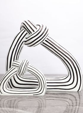 现代简约创意白j黑条纹扭结树脂摆件样板房家居玄关客厅软装饰品