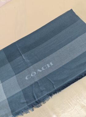 国内现货Coach格纹披肩围脖薄围巾方巾男女通用情人节礼物。