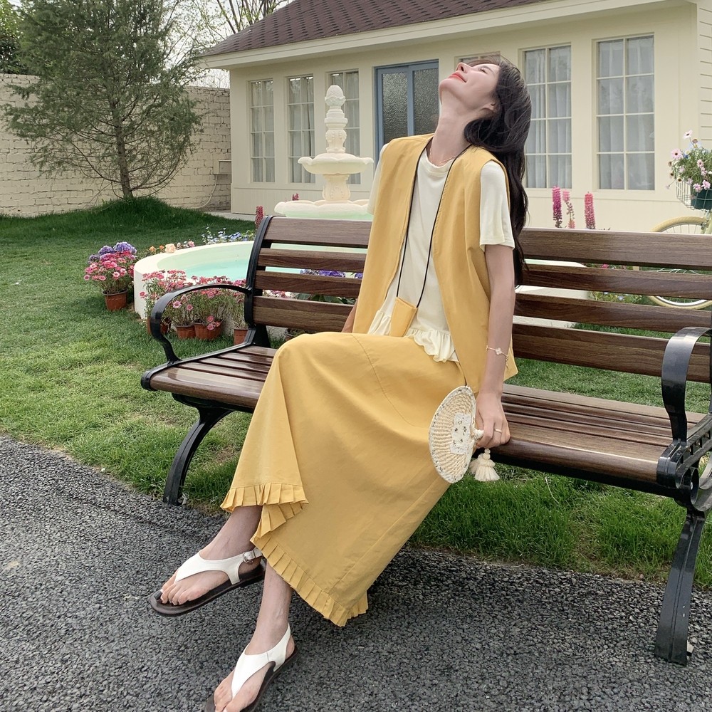 黄色减龄套装裙女夏季2025新款韩版设计感马甲T恤半身裙三件套潮图片