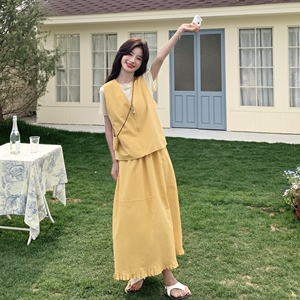 黄色减龄套装裙女夏季2025新款韩版设计感马甲T恤半身裙三件套潮图片