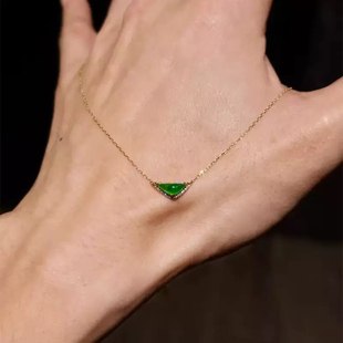 大隐隐于世!低调仿真绿翡翠三角形小巧通勤上班点睛之笔项链锁骨