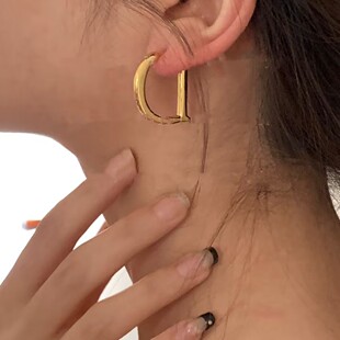 简单利落大女主风~字母耳环复古贵气耳钉女小众设计小香风耳饰女