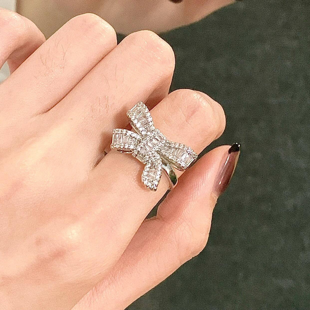 有点嗲~小小仿真钻石蝴蝶结戒指透亮白富美大款结婚道具指环轻奢