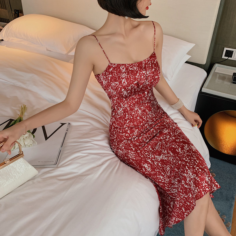 碎花吊带连衣裙女夏巨显肤色收腰中长裙性感露肩锁骨晚礼服裙子女