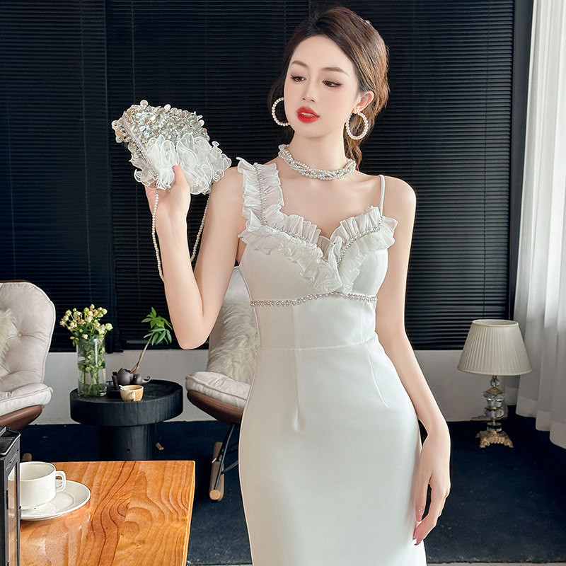 白色连衣裙2024新款女夏季宴会气质不规则吊带裙包臀小礼服高级感