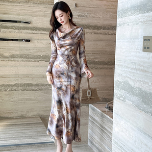 时尚女装特别洋气有气质的上档次荡领长袖连衣裙缎面印花鱼尾长裙