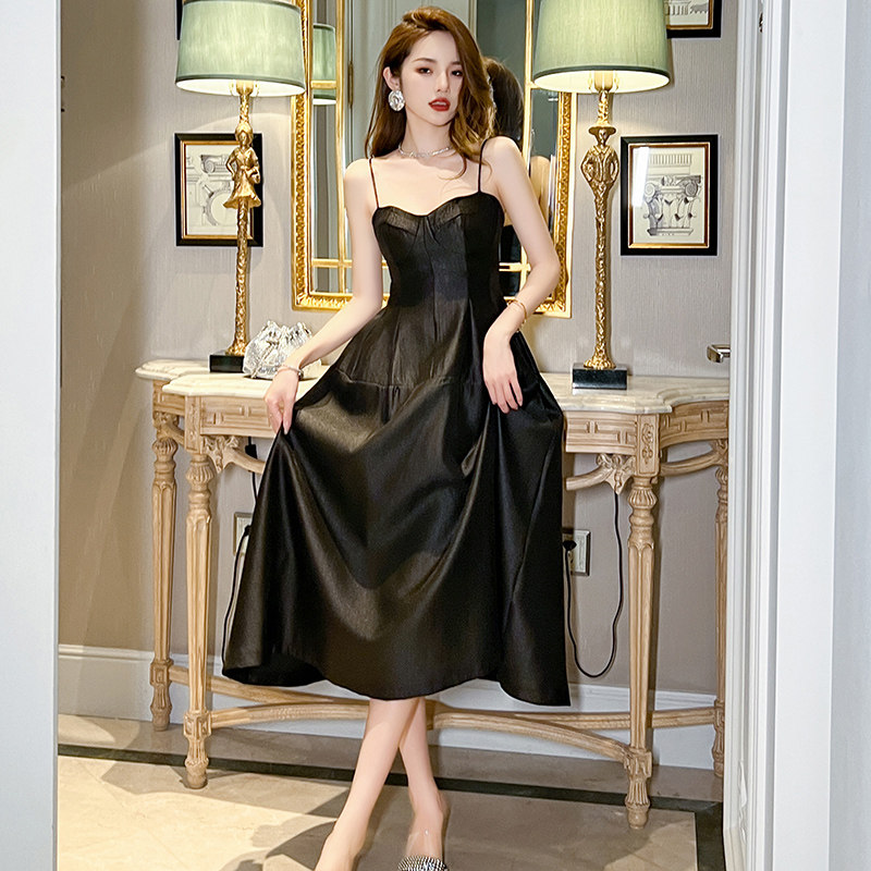 2024夏新款黑色吊带连衣裙女轻奢赫本风气质显瘦大摆背心裙高级感