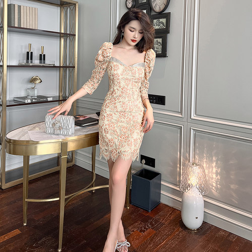 轻奢气质蕾丝连衣裙女夏季新款性感抹胸泡泡袖修身花边礼服短裙子