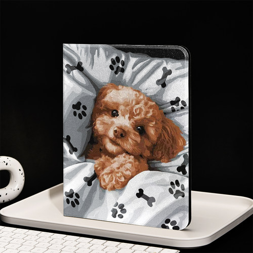 被窝里的贵宾犬插画ins风ipad保护套2024带笔槽款10.2平板壳mini6全包防摔12.9寸air6适用于苹果ipadpro11寸