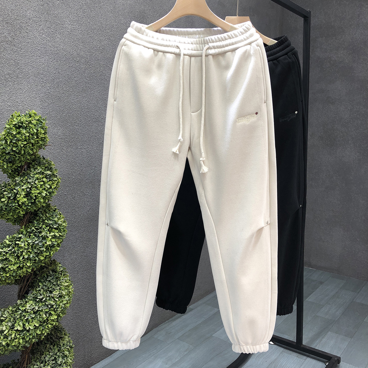 冬天百搭杏色加绒裤子男潮牌保暖休闲裤2025冬季新款男士加厚长裤