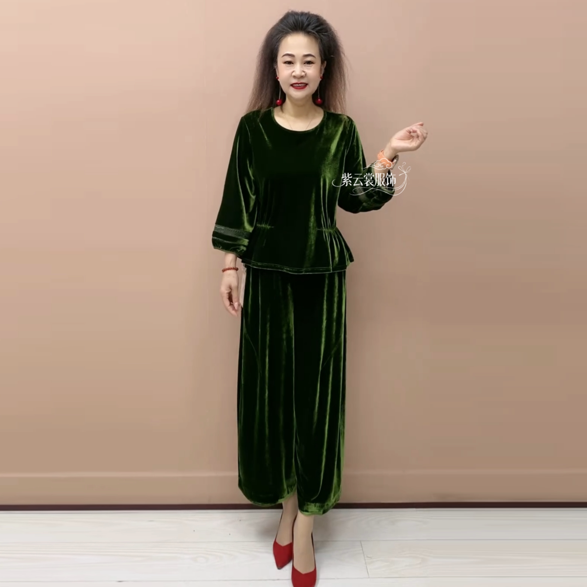 高贵秋装新款丝绒圆领小衫中老年妈妈宽松大码洋气阔腿裤两件套装