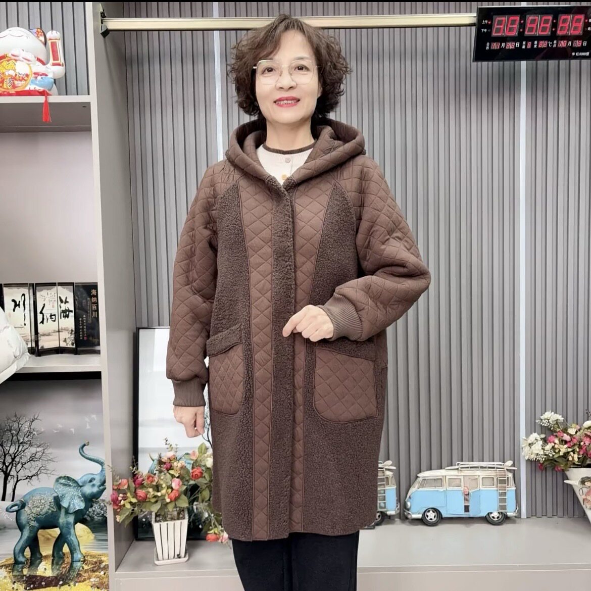 妈妈冬装新款外套中老年秋冬加肥加大码洋气羊羔绒毛呢双面穿大衣
