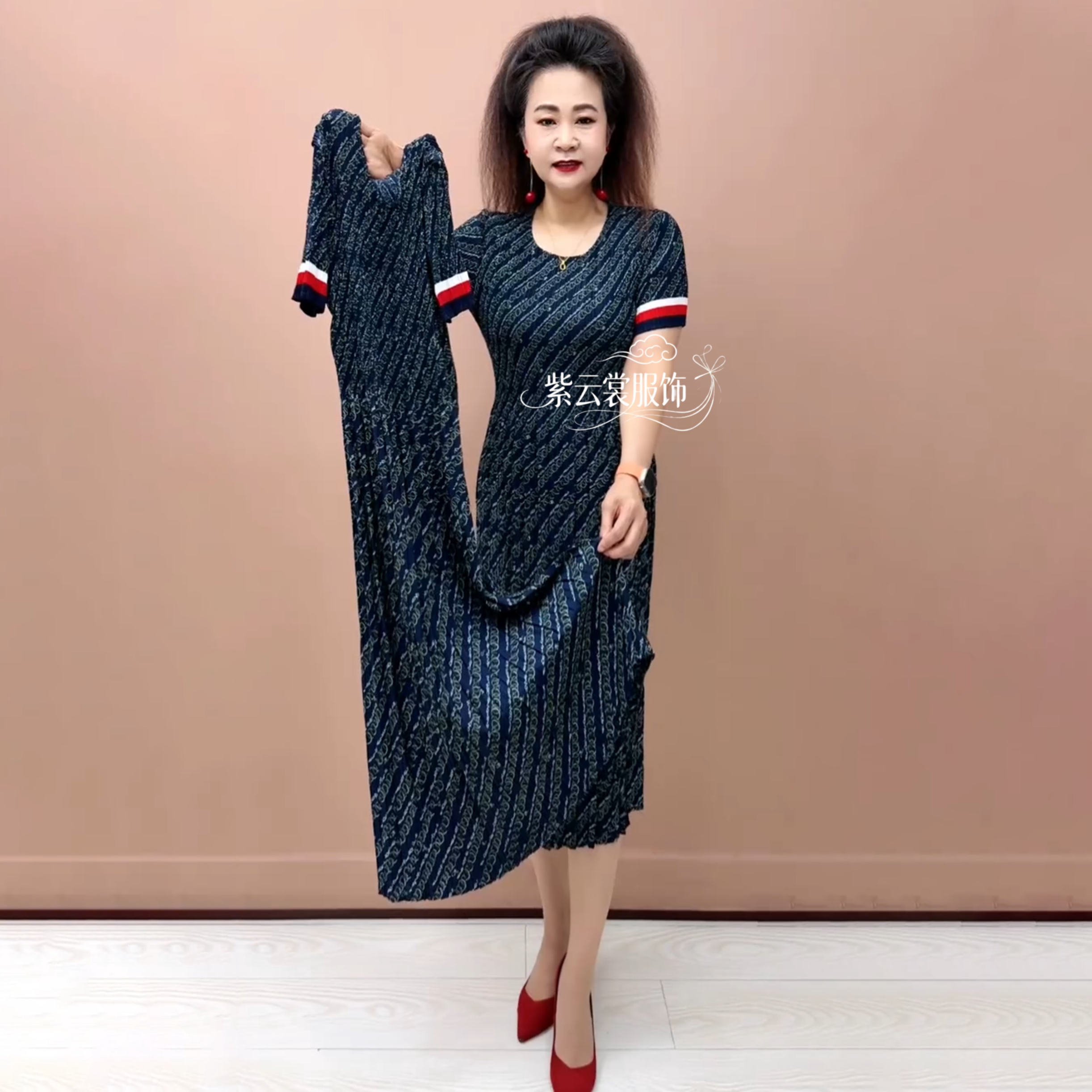 高端夏季时尚褶皱弹力大码妈妈装短袖气质显瘦百褶过膝中长连衣裙