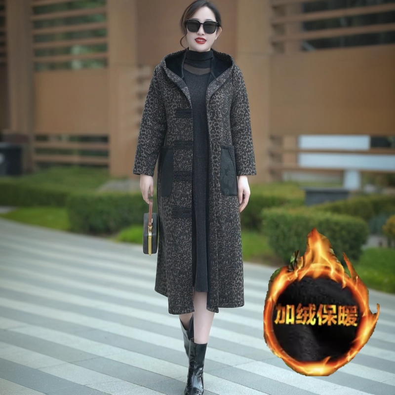 高端贵气羊绒提花加绒风衣冬季气质连帽妈妈装长款宽松大衣外套女