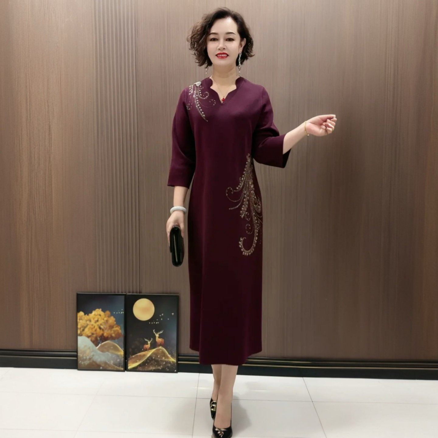 中老年妈妈洋气重工烫钻针织连衣裙女秋冬新款气质V领时尚中长裙
