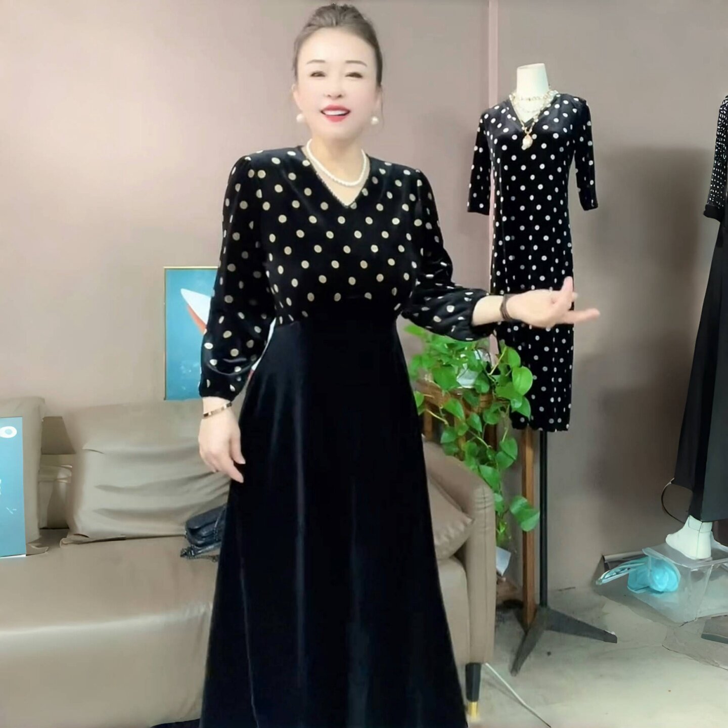 金丝绒连衣裙秋冬新款长袖年轻妈妈装高端V领气质裙洋气波点长裙
