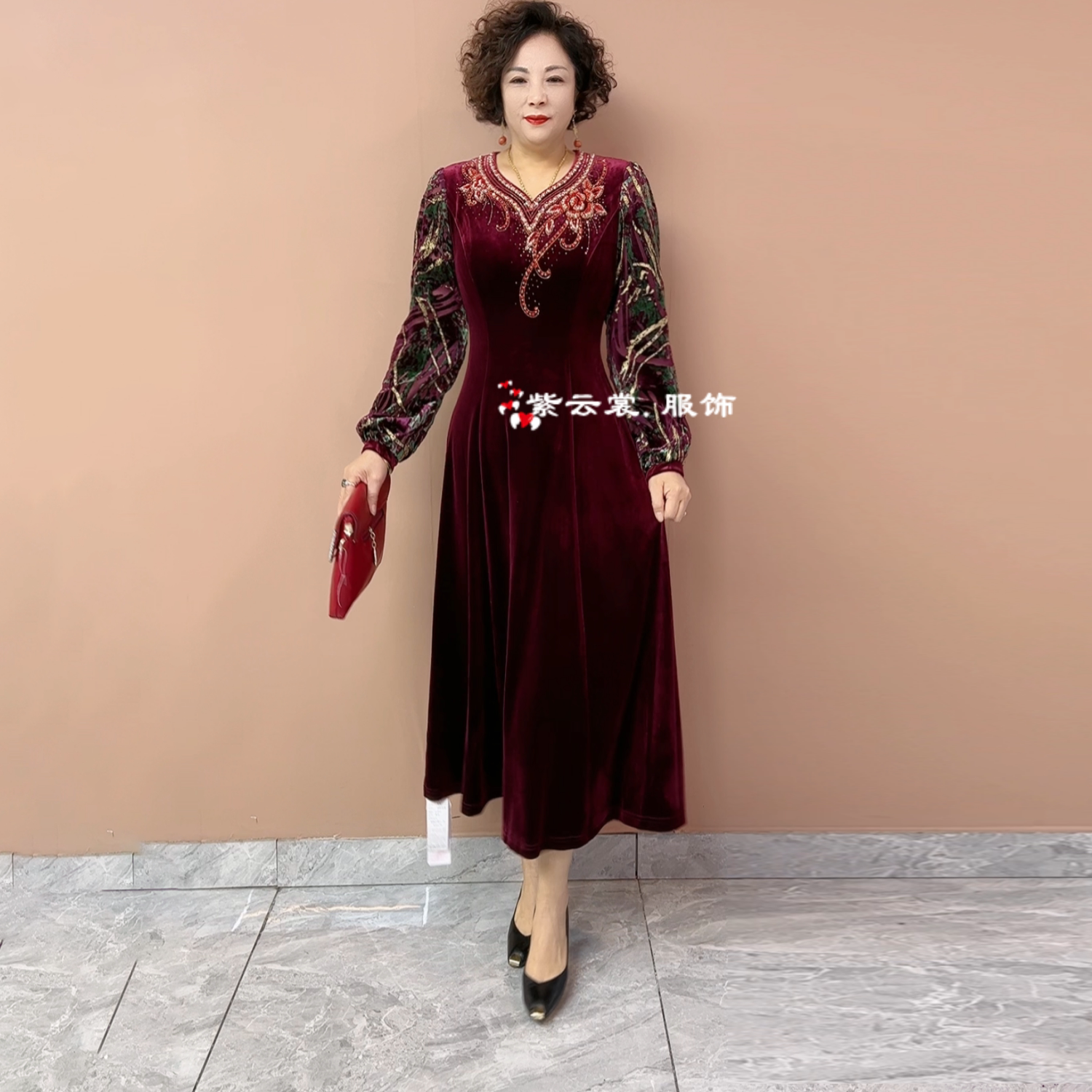 贵夫人高端秋冬丝绒气质连衣裙宽松遮肉显瘦洋气年轻妈妈大码长裙