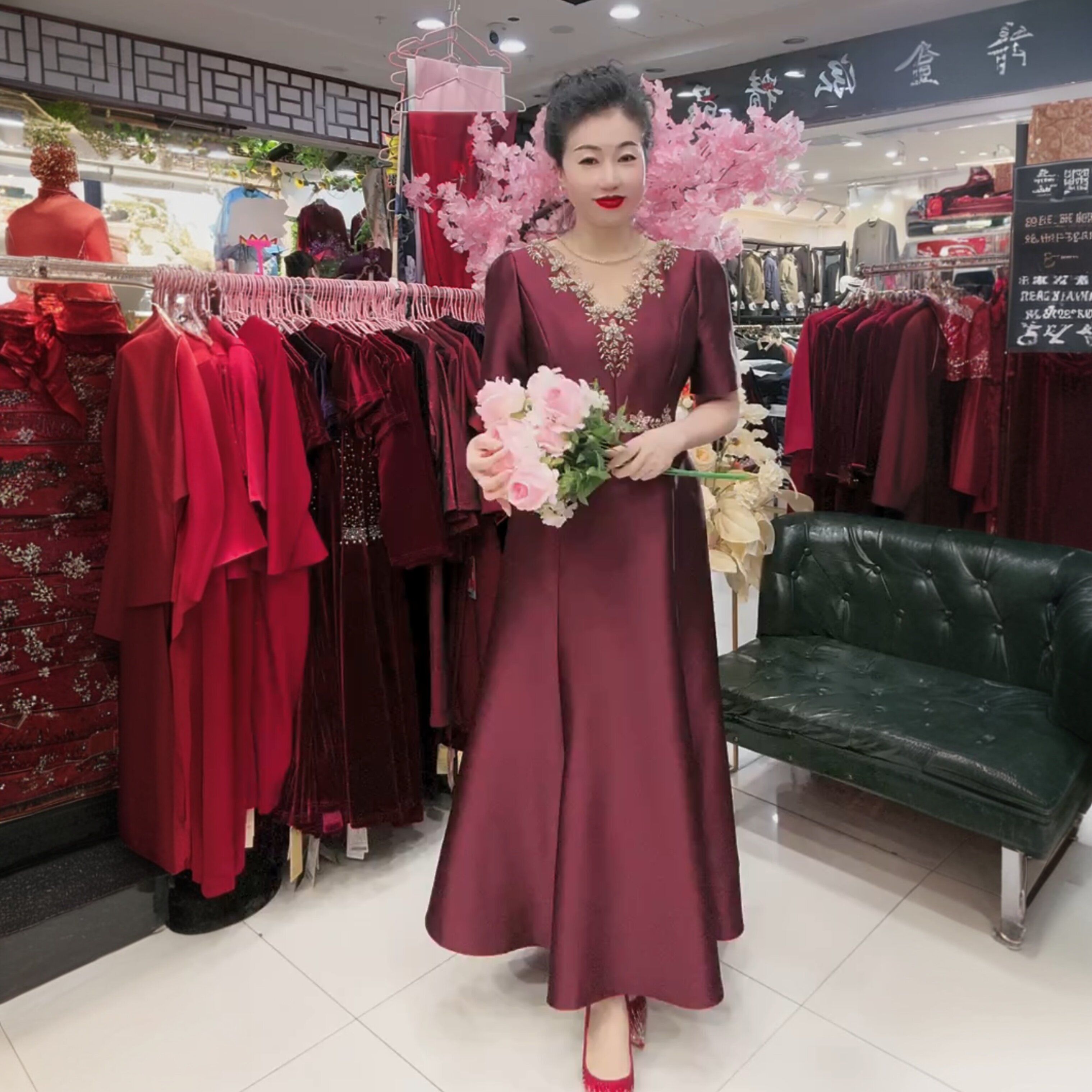 高档轻奢年轻妈妈晚礼服高贵洋气时尚喜婆婆婚宴装长款V领连衣裙