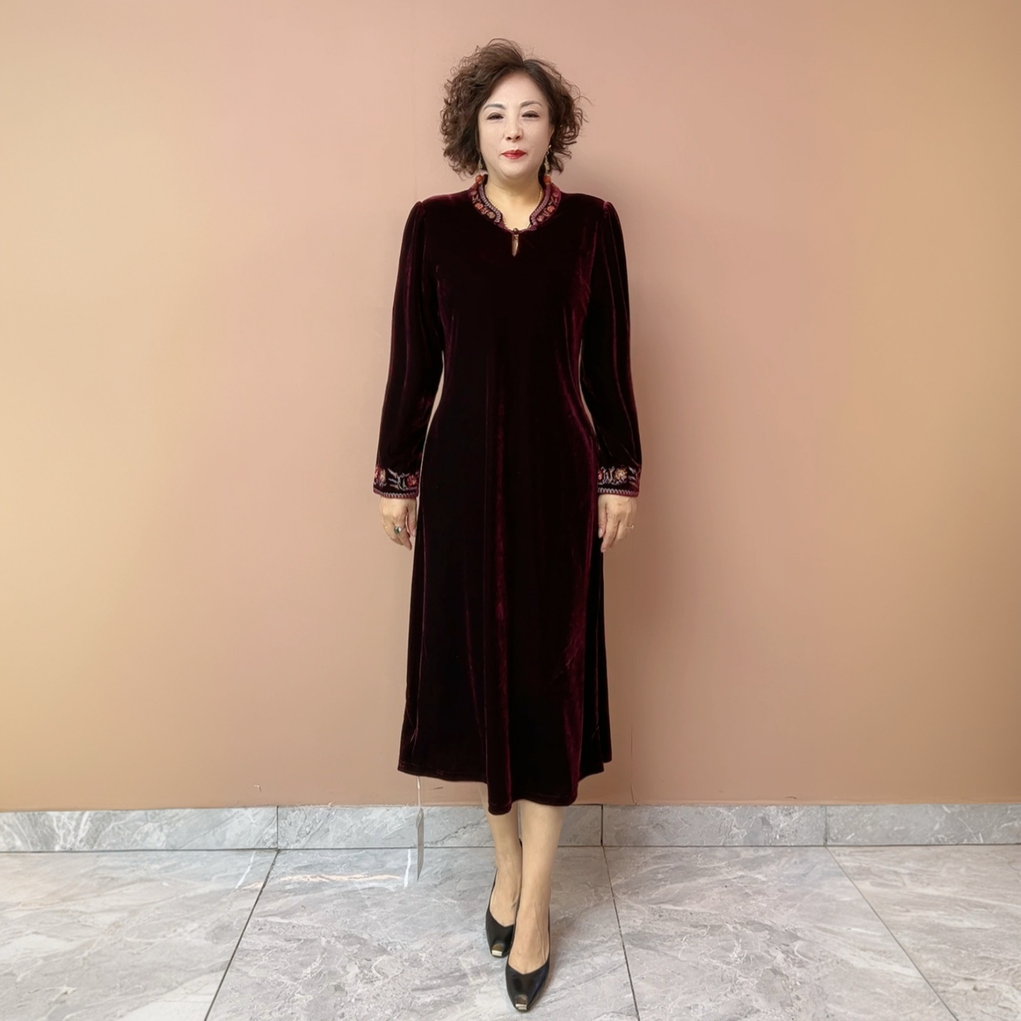 妈妈秋冬新款立领刺绣洋气连衣裙女中长款丝绒宽松大码过膝打底裙