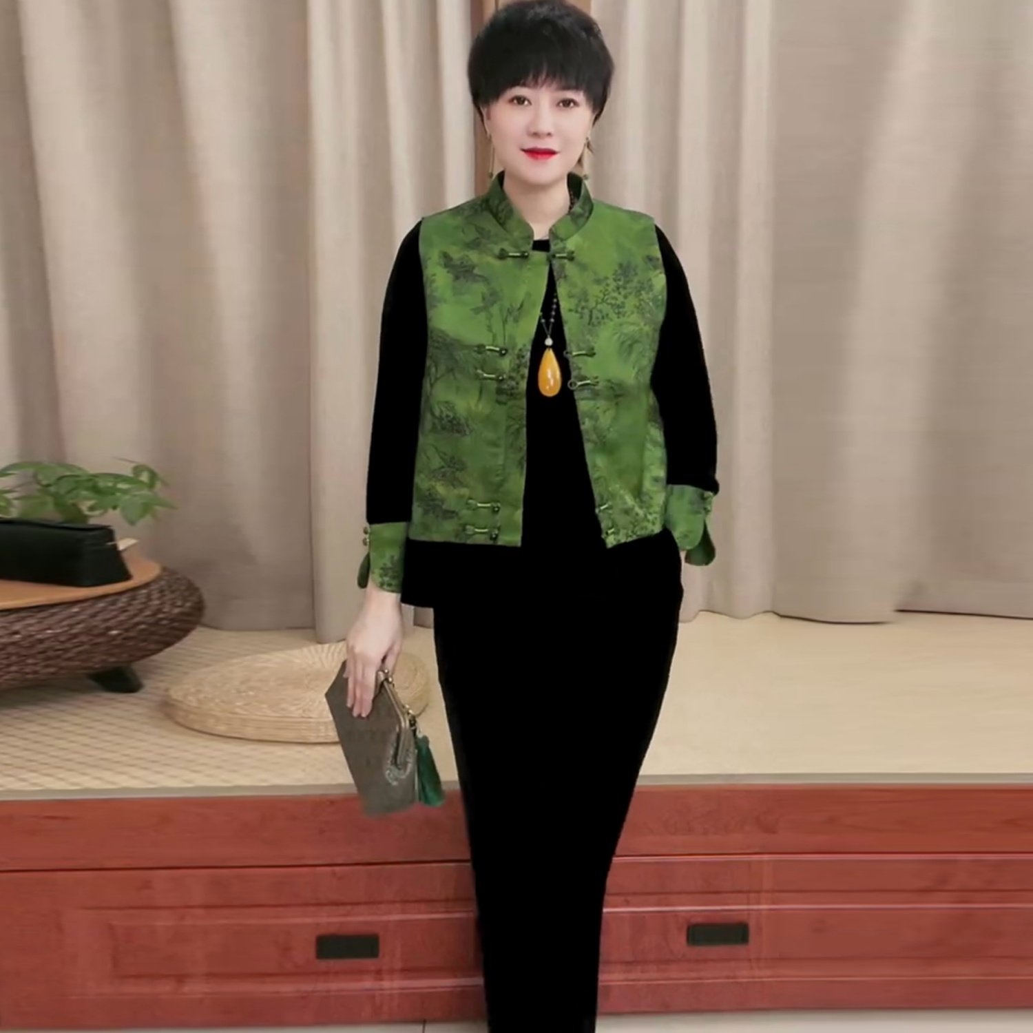 时尚气质妈妈春装立领无袖缎面绣花马甲中年宽松大码洋气显瘦马夹