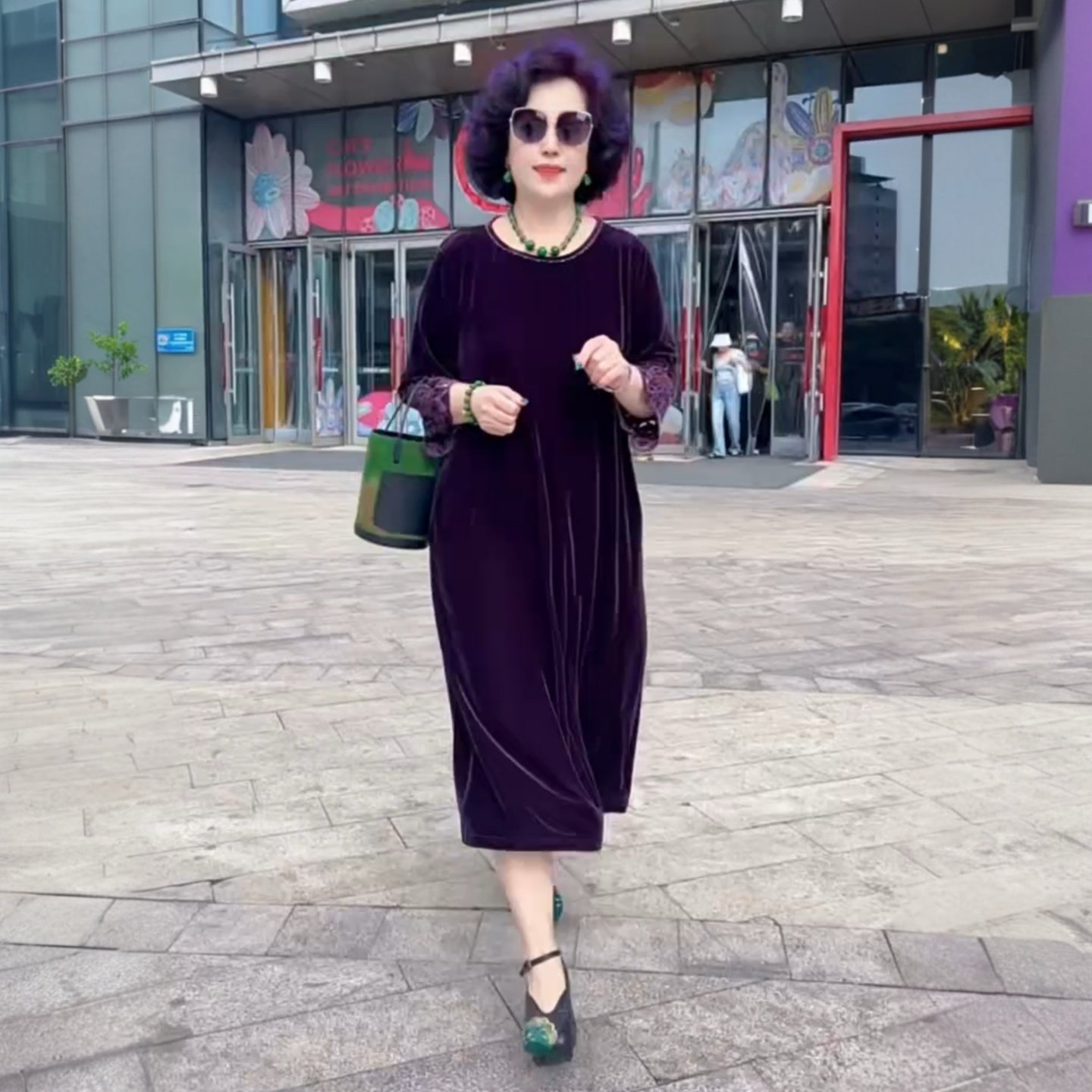 阔太太高端妈妈秋圆领刺绣花洋气连衣裙丝绒宽松大码遮肉显瘦长裙