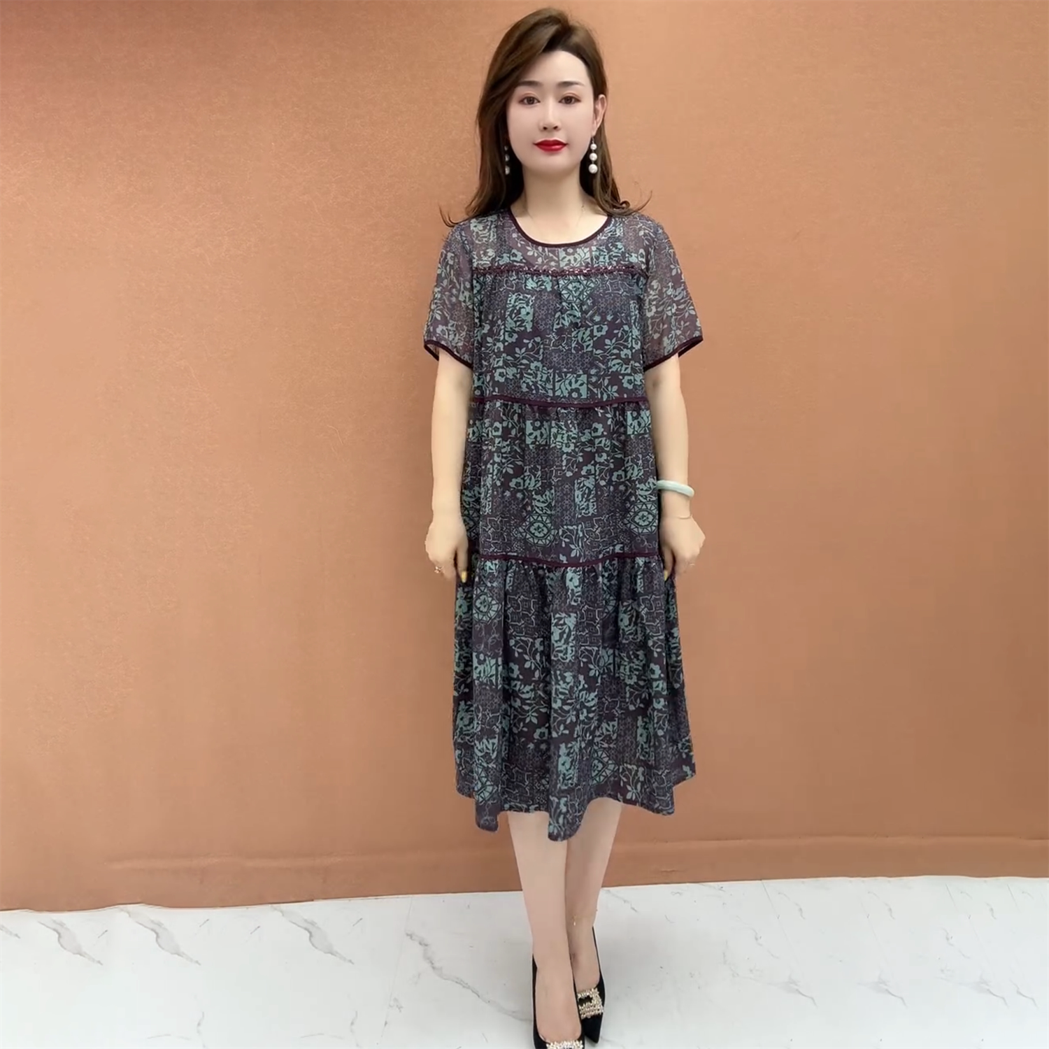 高端夏季新款短袖碎花女连衣裙宽松遮肉年轻妈妈洋气装过膝中长裙