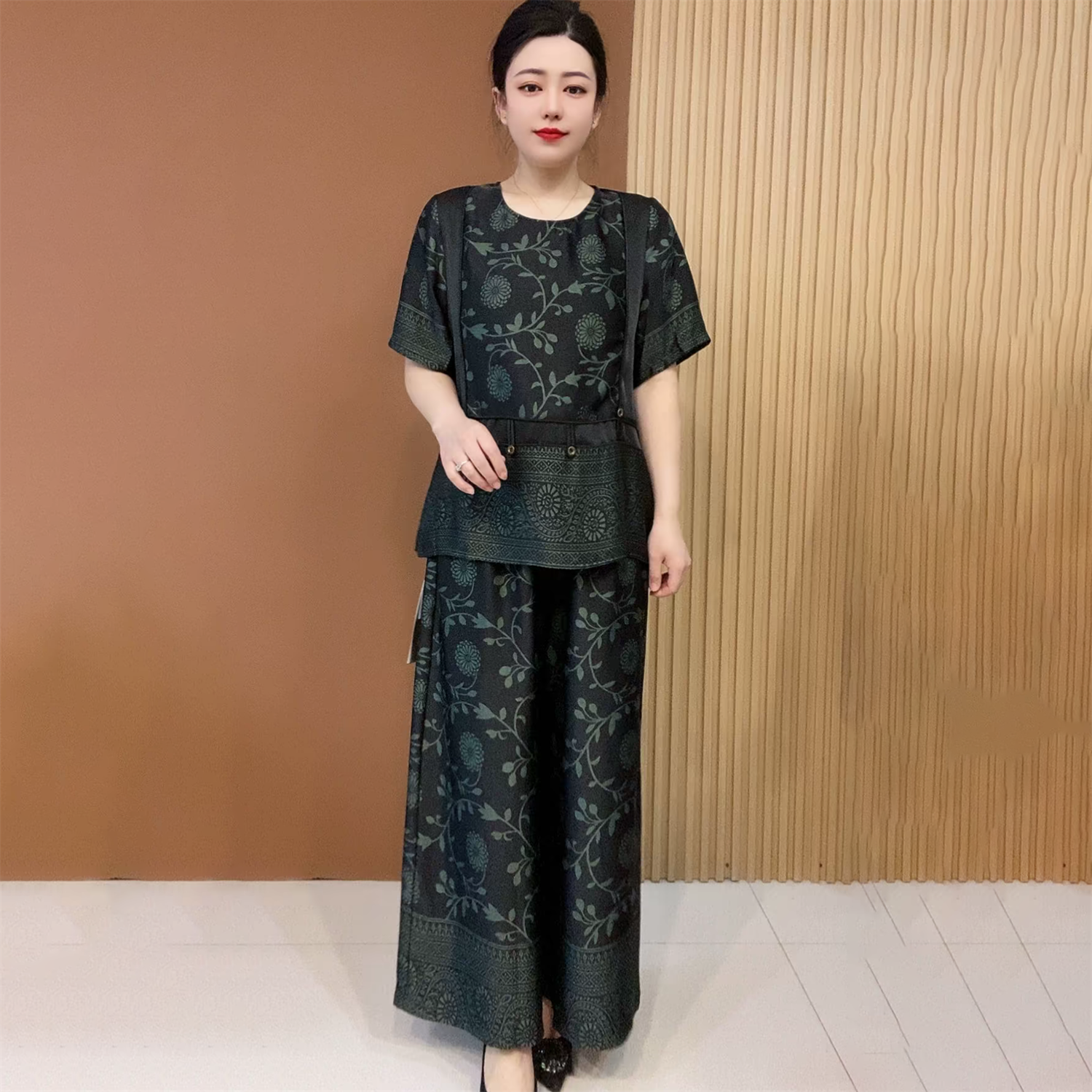 高端时尚宽松大码休闲夏季短袖中老年妈妈醋酸加肥阔腿裤两件套装